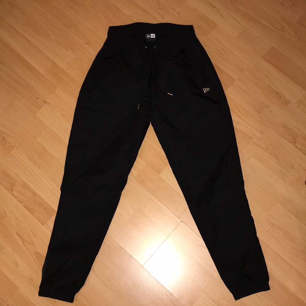 New era jogger track pants size small.